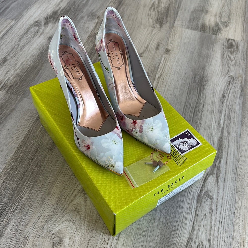 Ted Baker Women's Oriental Blossom Pumps with Rose Gold accents 38 US Size 7.